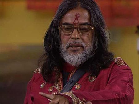 फिर पिटे स्वामी ओम, गोडसे की जयंती में चीफ गेस्ट बनने पर धुनाई