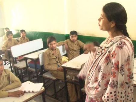 शाहजहांपुर: सेल्फी से लगनी है अटेंडेंस तो टीचरों का बिगड़ा मुंह, कहा तुगलगी है फरमान
