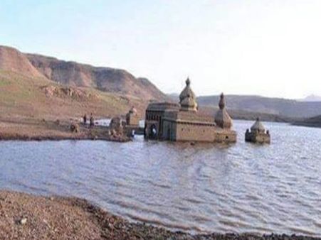 बांध में पानी घटा तो प्रकट हुआ शिव मंदिर, उमड़ पड़े भक्त