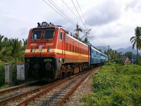 गोंडा-बहराइच रेल रूट बंद, जेठ मेले के लिए जायरीनों को पकड़नी होगी बस