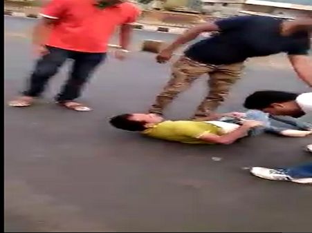 लड़की से छेड़खानी करना पड़ा भारी, लोगों ने की जमकर पिटाई VIDEO