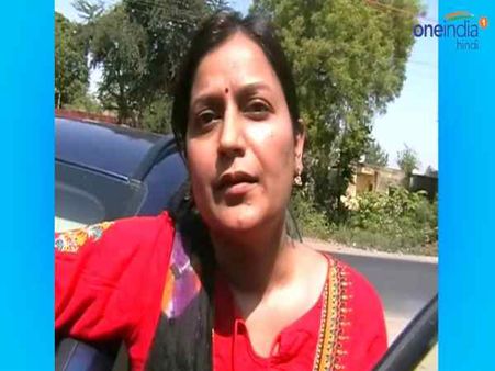 सिंदूर लगाकर कॉलेज पहुंची लड़की, प्रिंसिपल ने कहा- पकड़ लो उसे