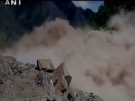 उत्तराखंड: देखते ही देखते टूटकर गिरा पहाड़ का हिस्सा, फंस गए 15 हजार लोग