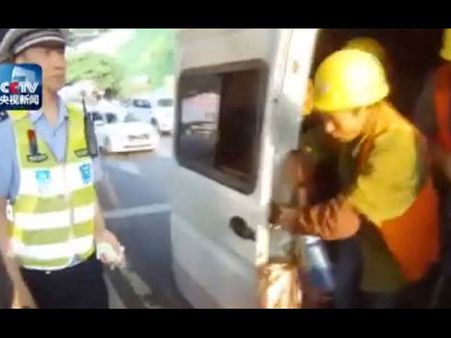 VIDEO: पुलिस चेकिंग के दौरान छोटी सी कार से निकले 40 लोग,देखने वाले रह गए दंग