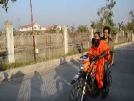 Video: योग ही नहीं बाइक पर धूम भी मचाते हैं बाबा रामदेव