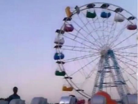 Video: 50 फीट ऊंचे झूले से गिरकर मां की मौत, बच्चा कोमा में