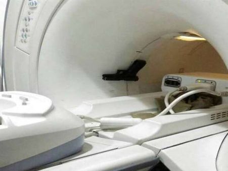 5 करोड़ की MRI मशीन में फंसी योगी के मंत्री के गार्ड की पिस्‍टल