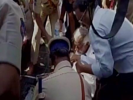 हिट स्ट्रोक ने डिप्टी सीएम को हिला डाला, बेहोश होकर डायस पर ही गिर पड़े