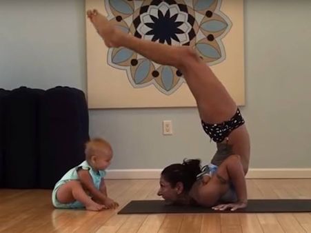 21 महीने की बेटी के साथ 'हॉट मॉम' का योगा, देखिए वीडियो