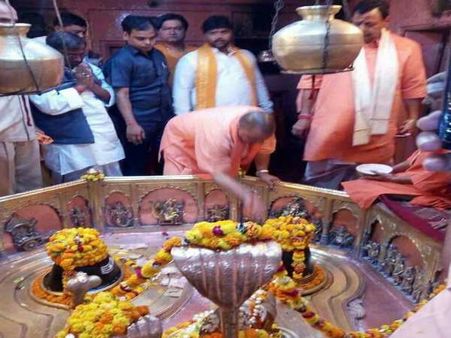 'तरबूज' कटने से पहले तस्वीरों में देखिए योगी का मिर्जापुर विजिट