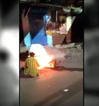 Video: सड़क पर सो रहे बुजुर्ग के साथ दरिंदगी, गुप्तांग में लगा दी आग