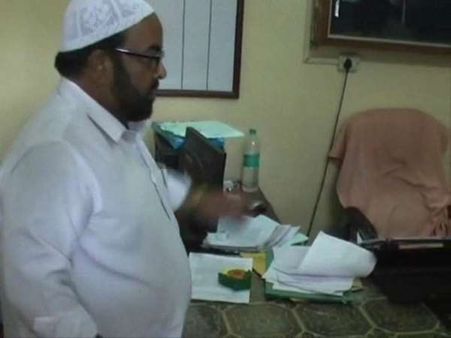 बुलंदशहर: 2 लाख की रिश्वत लेते जिला अल्पसंख्यक कल्याण अधिकारी गिरफ्तार