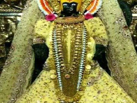 देवी महालक्ष्मी को घाघरा-चोली पहनाने पर भड़के भक्त, पुजारी ने दी सफाई