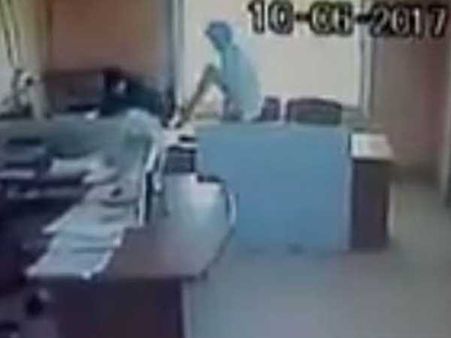 VIDEO: कर्नाटक में पुरुष कर्मचारी ने अपनी महिला सहकर्मी को मारी लात