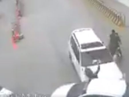 VIDEO:पाकिस्तान में विधायक की कार ने ट्रैफिक हवलदार को रौंद डाला