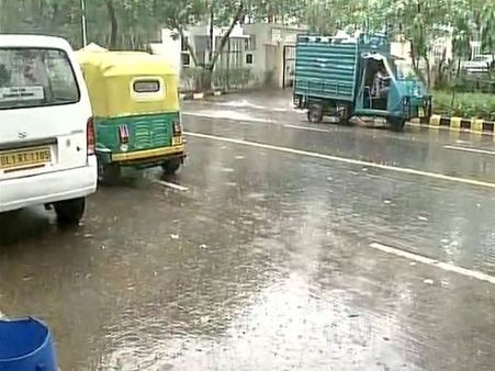 दिल्ली में झमाझम बारिश, गर्मी से राहत, तेज हवाओं से परेशानी