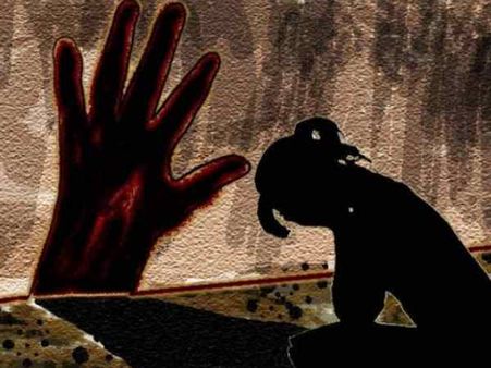 शर्मनाक: भूत उतारने के लिए लड़की को जबर्दस्ती भैंस का गोबर खिलाया