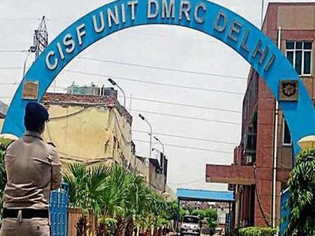 अंदर से मर्द थी पुलिसवाली, मेट्रो में लेडीज की करती रही चेकिंग, अब कराया सेक्स चेंज