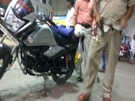 VIDEO: यूपी के दरोगा जी का हाल, पैंट खोलकर लहराते रहे पिस्तौल