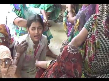 VIDEO: शहीद पापा के लिए बेटी का रो-रोकर बुरा हाल, पत्नी भी बेसुध