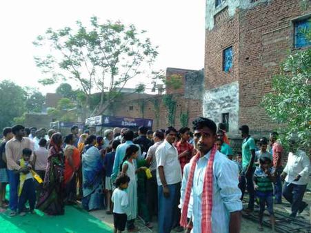 विश्व योग दिवस: कहीं नूडल्स लूटने दौड़े लोग, कहीं सड़क पर हुआ शवासन