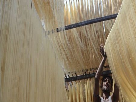 ईद की मार्केट में बिक रही है योगी सेंवई, बनाने वाले सभी हिंदू
