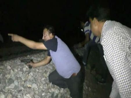 VIDEO: फिल्म नहीं ये है पुलिस-बदमाश के बीच का असली थ्रिलर, ट्रेन की हूं-हूं और गोलियों की धाएं-धाएं