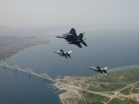 ट्रंप के एक फैसले से बढ़ीं सऊदी अरब की चिंताएं, कतर को मिलेंगे एफ-15 फाइटर जेट