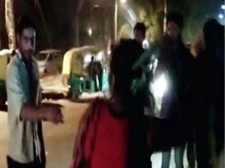 पब की महिला कर्मचारी से नशेड़ी ने की छेड़छाड़, चप्पल से हुई धुलाई