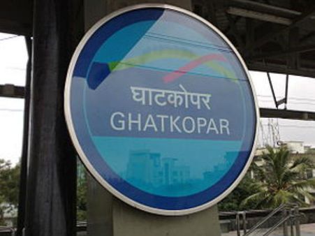 मेट्रो में फाइन से बचने के लिए तीसरी मंजिल से कूद गया नशे में धुत युवक
