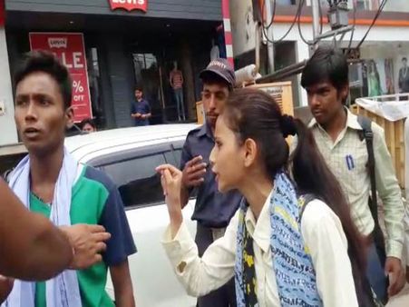 VIDEO: मनचलों के अश्लील कमेंट पर लड़की ने दिया जवाब