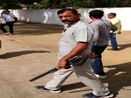 VIDEO: CM की ये कैसी सुरक्षा? हथियार लेकर शख्स पहुंचा इतना नजदीक