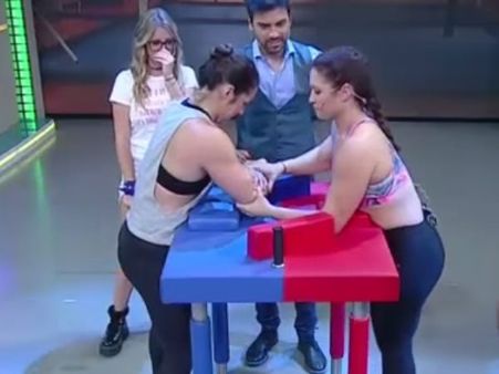 VIDEO:पंजा लड़ाने का लाइव शो, महिला प्रतियोगी की कोहनी टूटी