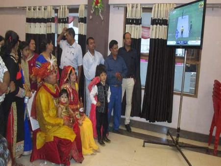 क्रिकेट की दीवानगी: बारातियों ने दूल्हा-दुल्हन संग देखा भारत-पाक महामुकाबला