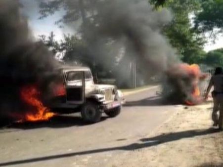 व्यापारी के घर में घुसकर मारी गोली, आक्रोशित लोगों ने फूंकी पुलिस की जीप