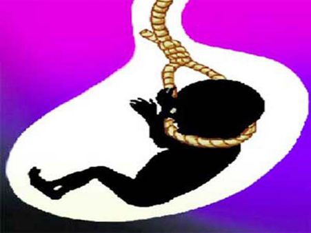 बेटी पैदा न हो, इसलिए पति और देवर ने मिलकर महिला के पेट से निकाला भ्रूण, मौत