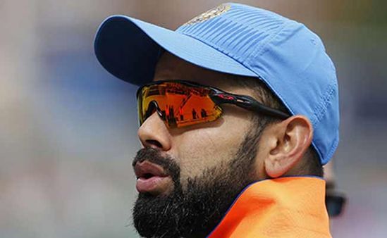 ये क्‍या व‍िराट कोहली पाकिस्‍तान के कराची में प‍िज्‍जा बना रहे हैं!