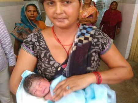 मिसाल: बच्ची को बस अपना दूध नहीं पिला सकती ये मां