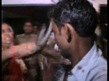 VIDEO: थाने में मनचले को पीड़िता की मां ने जड़ी दनादन चप्पल