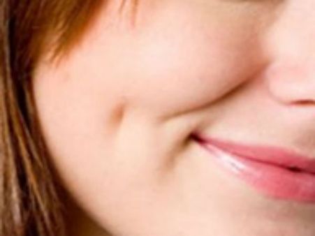 बहुत कुछ कह देते हैं महिलाओं के गाल, यकीन नहीं आता तो क्लिक करें...