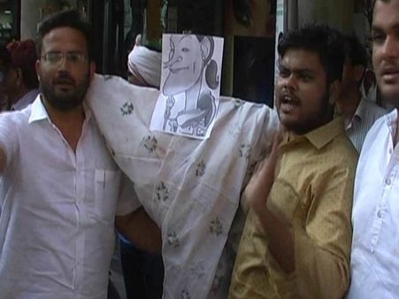 VIDEO: कांग्रेस ने बोला 'सड़कछाप' तो सोनिया को लेकर रोड जाम