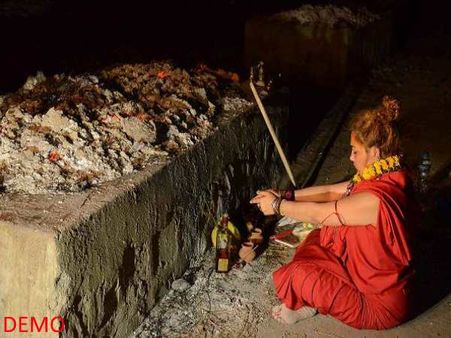 बिहार में रातभर चला एक मुर्दा बच्चे को जिंदा करने का खेल, पुलिस पर चले पत्थर