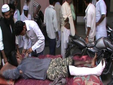 VIDEO: अस्पताल की ऐसी बदहाली कि मरीज का ठेले पर हो रहा है इलाज