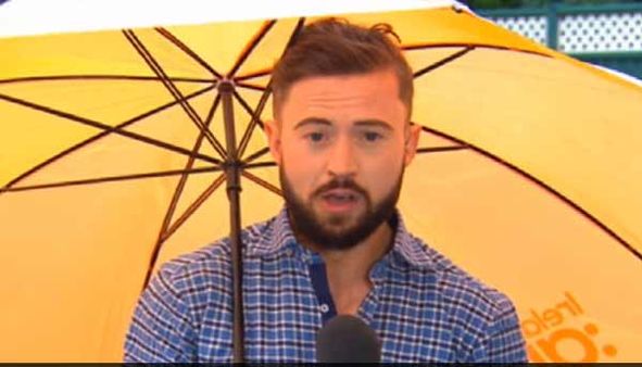 मौसम का हाल बता रहे एक टीवी र‍िपोर्टर को उड़ा ले गया हवा का झोंका, देख‍िए कैसे