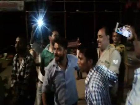 नशे में धुत सिपाही ने प्रेमी जोड़ों से मांगे पैसे, लोगों ने की जमकर पिटाई