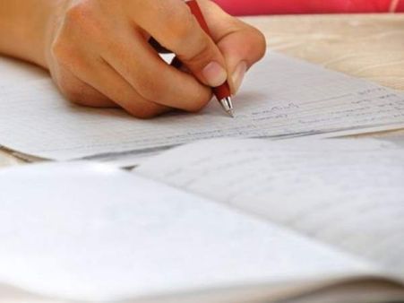 छात्र ने आंसर शीट पर लिखीं अपनी यौन इच्छाएं, महिला टीचर ने पढ़ा तो उड़ गए होश