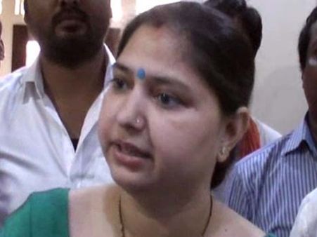 महिला सांसद के बैग से मिली छुरी, एयरपोर्ट पर हुआ बवाल