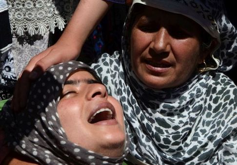 क्यों जान जोखिम में डाल रहे हैं आम कश्मीरी?