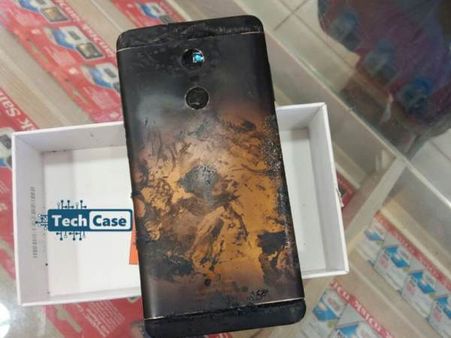 VIDEO: RDX बम की तरह फटा मोबाइल, उठीं आग की ऊंची लपटें