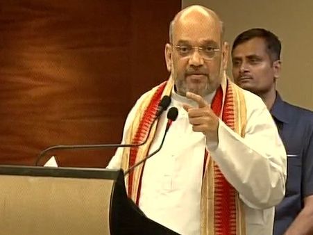 एयरपोर्ट पर अमित शाह की बैठक पर भड़की कांग्रेस